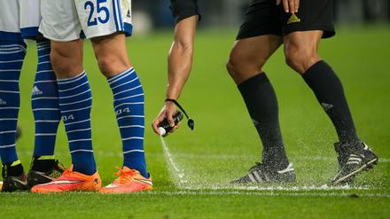 Erster Test am Wochenende: Das Freistoßspray feiert Bundesliga-Premiere.