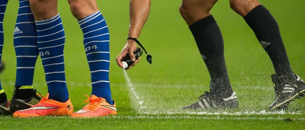 Erster Test am Wochenende: Das Freistoßspray feiert Bundesliga-Premiere.