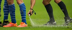 Erster Test am Wochenende: Das Freistoßspray feiert Bundesliga-Premiere.
