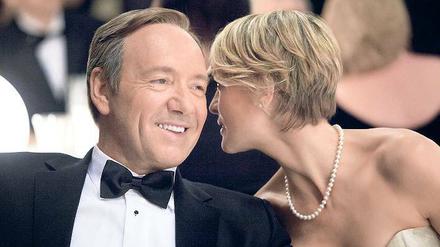 Der skrupellose Francis Underwood (Kevin Spacey) im Gespräch mit seiner Frau Claire (Robin Wright) aus der amerikanischen Politfernsehserie „House of Cards“.