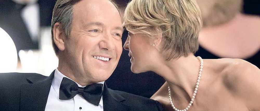 Der skrupellose Francis Underwood (Kevin Spacey) im Gespräch mit seiner Frau Claire (Robin Wright) aus der amerikanischen Politfernsehserie „House of Cards“.