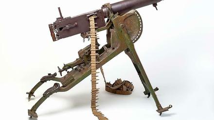 Das Maschinengewehr M 1908 feuerte ungefähr 450 Schuss pro Minute. Heute ist sie ein Ausstellungsobjekt und wird in der Schau des Deutschen Historischen Museums zum Ersten Weltkrieg präsentiert (bis zum 30. November). Der Ausstellungskatalog versammelt symbolhaft für den Krieg 99 weitere Objekte: den Waffenrock von Karl Liebknecht, eine Stacheldrahtrolle aus Péronne, eine Feldpost-Spielesammlung oder auch eine Schellackplatte mit einer Ansprache von Conrad von Hötzendorf. Der Erste Weltkrieg in 100 Objekten. Theiss Verlag, Darmstadt 2014. 240 Seiten, 24,95 Euro.