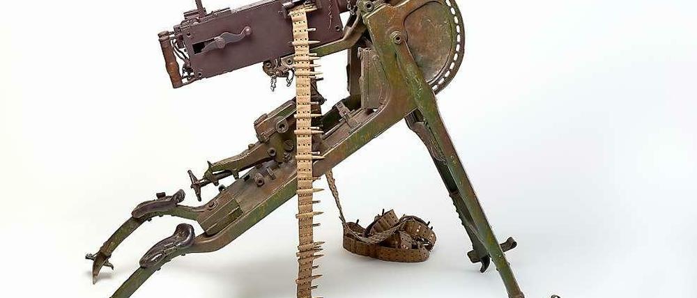 Das Maschinengewehr M 1908 feuerte ungefähr 450 Schuss pro Minute. Heute ist sie ein Ausstellungsobjekt und wird in der Schau des Deutschen Historischen Museums zum Ersten Weltkrieg präsentiert (bis zum 30. November). Der Ausstellungskatalog versammelt symbolhaft für den Krieg 99 weitere Objekte: den Waffenrock von Karl Liebknecht, eine Stacheldrahtrolle aus Péronne, eine Feldpost-Spielesammlung oder auch eine Schellackplatte mit einer Ansprache von Conrad von Hötzendorf. Der Erste Weltkrieg in 100 Objekten. Theiss Verlag, Darmstadt 2014. 240 Seiten, 24,95 Euro.