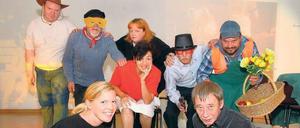 Wer sind sie? Mit Liedern und Quizshowelementen erzählen sie aus ihren Leben (v. l. n. r.): Harald, Reinhardt, Lara (hi.), Mandy, Dieter, Nico, Klaus (v. r.). Regisseurin Jill Emerson (v. l.) hat mit ihnen seit Januar an dem Musical gearbeitet. 