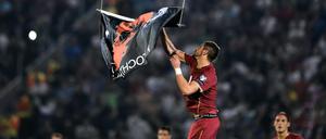 Serbiens Stefan Mitrovic reißt die Großalbanien-Fahne von der Drohne, die über dem Stadion ihre Runden fliegt.