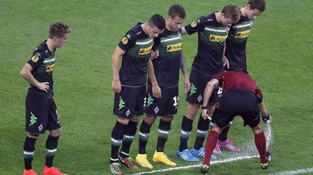 Punkt, Punkt, Komma, Strich: Ab diesem Wochenende kommt in der Bundesliga das Freistoßspray zum Einsatz.