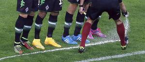 Punkt, Punkt, Komma, Strich: Ab diesem Wochenende kommt in der Bundesliga das Freistoßspray zum Einsatz.