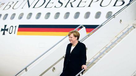 Unterwegs mit der Kanzlerin wollen viele sein. Doch in der Regel wird man dazu eingeladen. 
