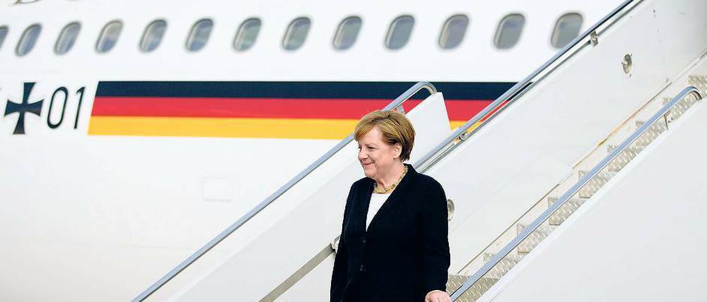 Unterwegs mit der Kanzlerin wollen viele sein. Doch in der Regel wird man dazu eingeladen. 