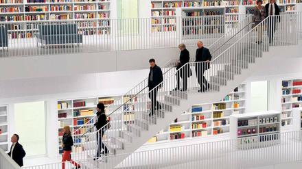 Auf dem Weg. Viele Unibibliotheken haben bereits eigene Plattformen angelegt, auf denen die Arbeiten von Forschern kostenfrei angeboten werden. Doch die Datenbanken sind oft nicht verknüpfbar, es gibt in Deutschland nicht einmal eine gemeinsame Suchmaschine.