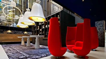 Die Lobby überrascht durch die überdimensionierten glockenförmigen Lampen, die aus dem ehemaligen Lichtschacht der Bibliothek herunterhängen. Auch der Teppich nimmt das Motiv des Delfter Blaus wieder auf. Die Sessel sind ebenfalls von Wanders.