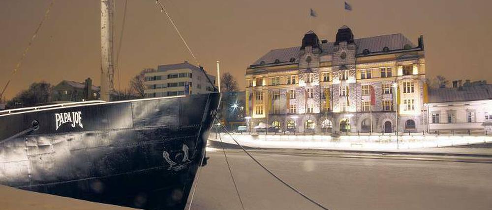 Lichtblick. Wer’s heller mag, geht zum Fluss. Dort spiegeln sich die Lichter der Laternen, Restaurants locken mit Lampionketten.