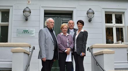 Die vier Schulmacher: Klaus Lehnert, Barbara Greenham, Peter und Svetlana Zühlsdorff (v.l.n.r.) vor dem Hauptgebäude der Schule.