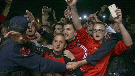 Albanische Fußballfans empfangen ihre Mannschaft am Flughafen.