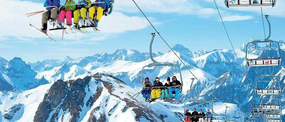 Die Welt ist schön, besonders wenn man über dem Schnee der Alpen schwebt.