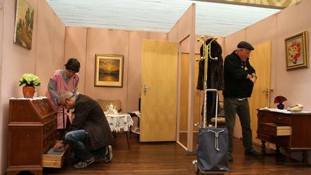 Beamte als Betrüger? Nein, hier ist alles nur Theater Zwei Polizisten zeigen im Wilmersdorfer Theater Coupé, wie Trickdiebe vorgehen, Der eine lenkt ab, der andere greift zu. Das Stück wird regelmäßig von Mitarbeitern der Polizeidirektion 2 vorgeführt. 