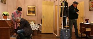 Beamte als Betrüger? Nein, hier ist alles nur Theater Zwei Polizisten zeigen im Wilmersdorfer Theater Coupé, wie Trickdiebe vorgehen, Der eine lenkt ab, der andere greift zu. Das Stück wird regelmäßig von Mitarbeitern der Polizeidirektion 2 vorgeführt. 