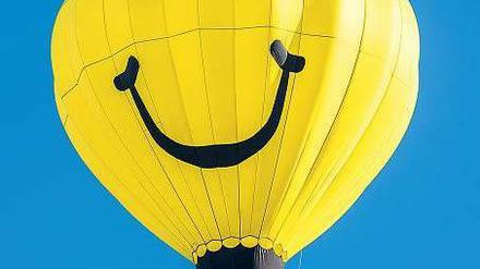 Testballon. Wer im Nebenjob gründet, kann seine Idee erst einmal ausprobieren. Zwei von drei Personen, die sich im vergangenem Jahr selbständig machten, taten dies.