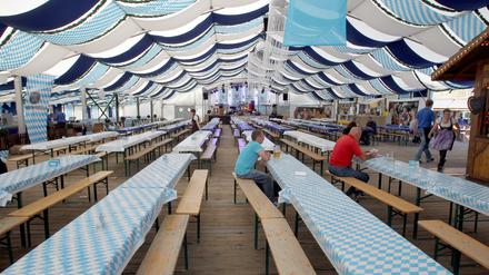 Sacklzementzefixhalleluja! In Berliner Zelten, ob wie hier am Hauptbahnhof oder am Alexanderplatz, kommt einfach keine rechte Oktoberfest-Stimmung auf, meint unser Münchner Gastautor.