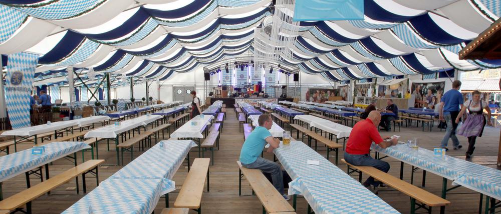 Sacklzementzefixhalleluja! In Berliner Zelten, ob wie hier am Hauptbahnhof oder am Alexanderplatz, kommt einfach keine rechte Oktoberfest-Stimmung auf, meint unser Münchner Gastautor.