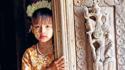 Traditioneller Sonnenschutz. Das kleine Mädchen hat sich – wie viele Bewohnerinnen in Myanmar – mit Thanaka-Paste, gewonnen aus Baumrinde, eingerieben. 