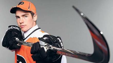 Berlin statt Philadelphia. Marcel Noebels wollte sich in der NHL durchsetzen, schaffte aber nie den Sprung ins Profi-Team der Philadelphia Flyers, dessen Kleidung er auf dem Foto trägt. Nun hofft der 22-Jährige auf einen Neustart bei den Eisbären.