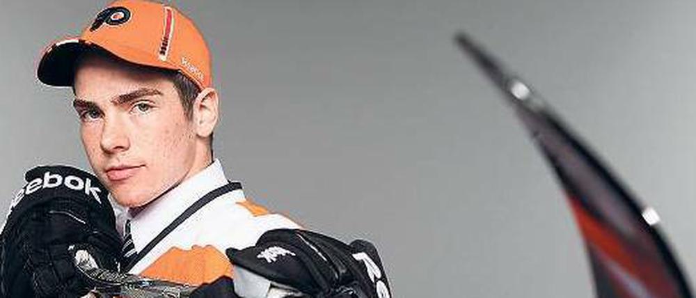 Berlin statt Philadelphia. Marcel Noebels wollte sich in der NHL durchsetzen, schaffte aber nie den Sprung ins Profi-Team der Philadelphia Flyers, dessen Kleidung er auf dem Foto trägt. Nun hofft der 22-Jährige auf einen Neustart bei den Eisbären.