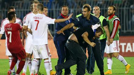 Tumulte auf dem Platz: Das EM-Quali-Spiel Serbien - Albanien geriet außer Kontrolle.