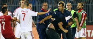 Tumulte auf dem Platz: Das EM-Quali-Spiel Serbien - Albanien geriet außer Kontrolle.