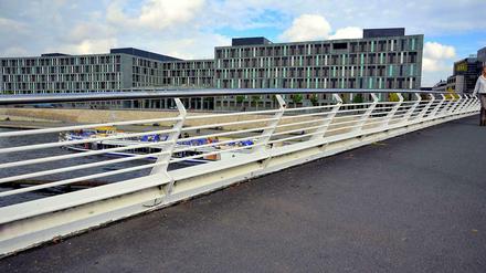 Alles in Farbe. Der Neubau des Bundesministeriums für Bildung und Forschung am Kapelle-Ufer 1, an der Spree.