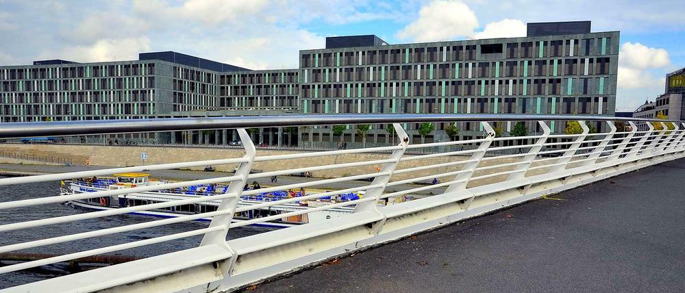 Alles in Farbe. Der Neubau des Bundesministeriums für Bildung und Forschung am Kapelle-Ufer 1, an der Spree.