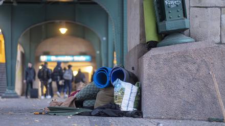  Armut Deutschland, Berlin, 23.11.2019, U-Bahnhof Eberswalder Straße, Schönhauser Allee, Lager eines Obdachlosen, Schlafsack, Isomatte, Plastiktüte, *** Armut Deutschland, Berlin, 23 11 2019, U Bahnhof Eberswalder Straße, Schönhauser Allee, camp of a homeless person, sleeping bag, sleeping mat, plastic bag,