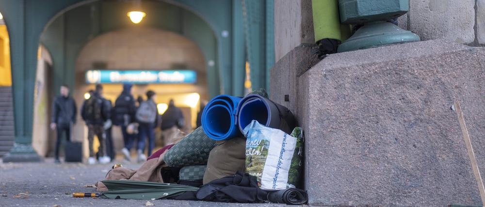 Armut Deutschland, Berlin, 23.11.2019, U-Bahnhof Eberswalder Straße, Schönhauser Allee, Lager eines Obdachlosen, Schlafsack, Isomatte, Plastiktüte, *** Armut Deutschland, Berlin, 23 11 2019, U Bahnhof Eberswalder Straße, Schönhauser Allee, camp of a homeless person, sleeping bag, sleeping mat, plastic bag,