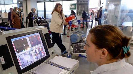 Am Flughafen von Skopje in Mazedonien misst eine Wärmebildkamera die Temperatur der Passagiere.