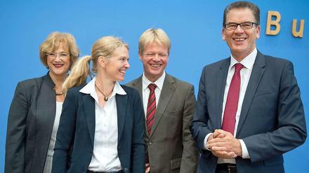 Textilbündnis wird gegründet. Christiane Schnura, Koordinatorin der Clean Clothes Campaign, Antje von Dewitz, Geschäftsführerin von Vaude Sport, DGB-Chef Reiner Hoffmann und Bundesentwicklungsminister Gerd Müller (CSU) bei der Vorstellung des Textilbündnisses in Berlin. Das Bündnis soll soziale und ökologische Mindeststandards bei der Herstellung von Textilien sicherstellen. Unter anderem sind ein Verbot von Zwangsarbeit, menschenwürdige Löhne, Sicherheitsstandards und ein Verzicht auf besonders schädliche Pflanzenschutzmittel vorgesehen.