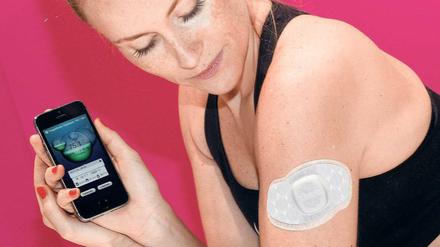 Fitter per Smartphone. Sensoren in dem speziellen Pflaster „Metria“ messen die Oberflächenspannung der Haut und senden Puls, Temperatur und andere Fitnessdaten ans Handy. Ärzte wollen solche Programme zur Diagnose und Therapiebegleitung nutzen.