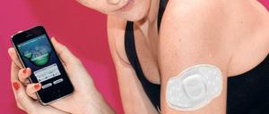 Fitter per Smartphone. Sensoren in dem speziellen Pflaster „Metria“ messen die Oberflächenspannung der Haut und senden Puls, Temperatur und andere Fitnessdaten ans Handy. Ärzte wollen solche Programme zur Diagnose und Therapiebegleitung nutzen.