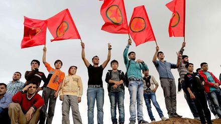Minderheit in der Türkei: Kurden bei einer Beerdigung von getöteten Kämpfern nahe Kobane.