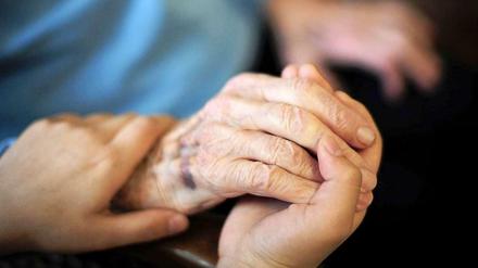 Helfende Hand: Berufstätigkeit und die Pflege von Angehörigen ist oft schwer miteinander vereinbar. 