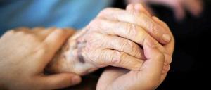 Helfende Hand: Berufstätigkeit und die Pflege von Angehörigen ist oft schwer miteinander vereinbar. 