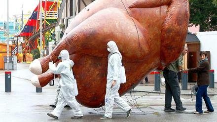 Hat es 2014 bis aufs Oktoberfest geschafft: Das Chlorhuhn schleppten Aktivisten über das Festgelände.