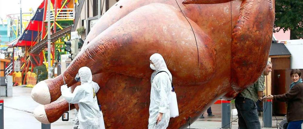 Hat es 2014 bis aufs Oktoberfest geschafft: Das Chlorhuhn schleppten Aktivisten über das Festgelände.