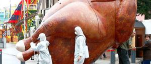 Hat es 2014 bis aufs Oktoberfest geschafft: Das Chlorhuhn schleppten Aktivisten über das Festgelände.