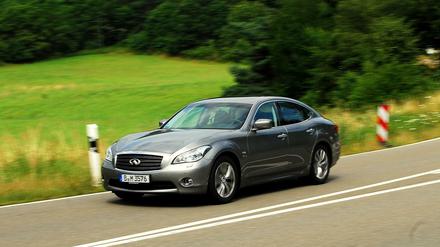 Flotter Zwitter: Der Infiniti Q70 M35h ist optisch klar auf Sport getrimmt. Ausgestellte Radhäuser, nach hinten abfallende Dachlinie und tiefe Schürze sprechen eine klar Sprache.