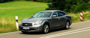 Flotter Zwitter: Der Infiniti Q70 M35h ist optisch klar auf Sport getrimmt. Ausgestellte Radhäuser, nach hinten abfallende Dachlinie und tiefe Schürze sprechen eine klar Sprache.