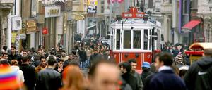 Blick auf die Haupteinkaufsstraße Istiklal in Istanbul.