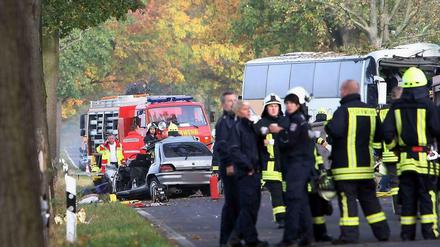 Bei einem Frontalzusammenstoß in Brandenburg kamen zwei Menschen ums Leben, 47 Personen wurden zum Teil schwerverletzt.