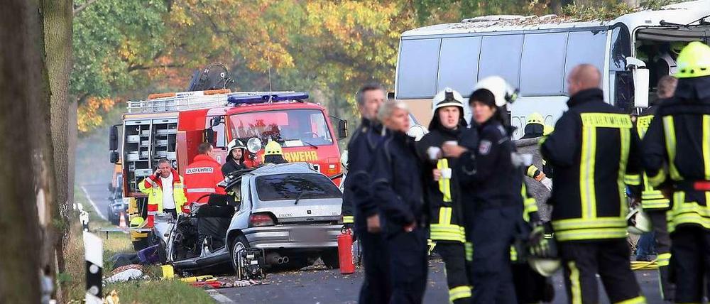 Bei einem Frontalzusammenstoß in Brandenburg kamen zwei Menschen ums Leben, 47 Personen wurden zum Teil schwerverletzt.