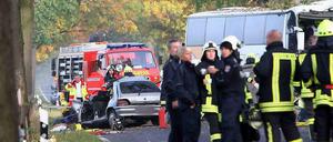 Bei einem Frontalzusammenstoß in Brandenburg kamen zwei Menschen ums Leben, 47 Personen wurden zum Teil schwerverletzt.