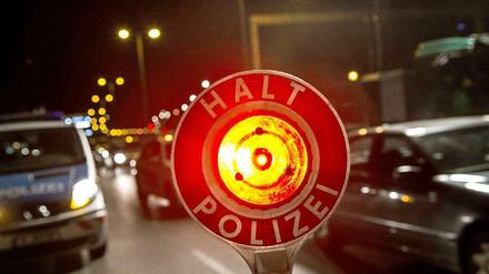 Polizei im Rotlicht - ein Berliner Beamter soll in einem Striptease-Lokal Dienstgeheimnisse verraten haben.